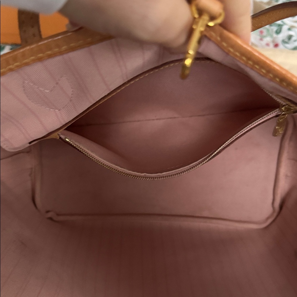 Louis Vuitton Damier Azur Tote - Cream and Tan - Picture 8 of 10